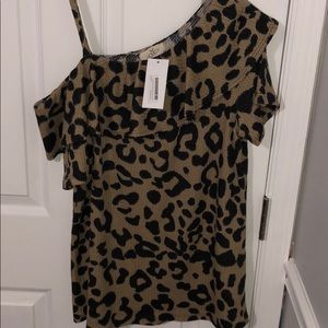 One shoulder leopard shirt